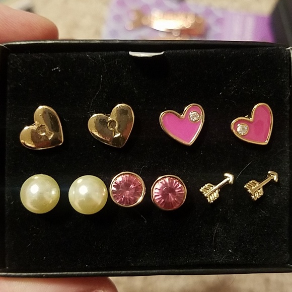 🍏6 Heart Studs - Picture 3 of 3